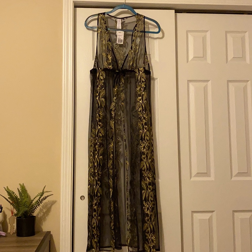Forever 21 Women’s Medium Black and Gold Duster